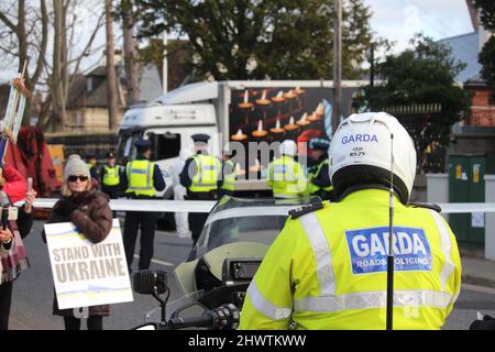 Notdienste kommen, nachdem ein großer Lastwagen in die Tore der russischen Botschaft in Dublin abgestürzt ist. Ein Mann wurde am Montag von der irischen Polizei verhaftet. Bilddatum: Montag, 7. März 2022. Stockfoto