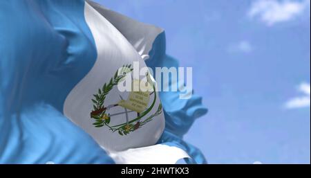 Detail der Nationalflagge Guatemalas, die an einem klaren Tag im Wind winkt. Guatemala ist ein Land in Mittelamerika. Selektiver Fokus. Stockfoto