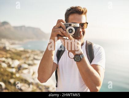 Sagen Sie Käse. Ein beschnittenes Porträt eines hübschen jungen Mannes, der beim Wandern in den Bergen fotografiert. Stockfoto