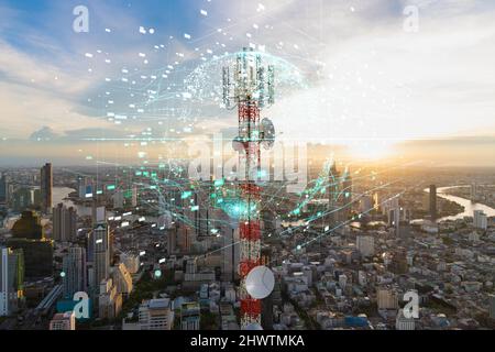 Telekommunikationsturm mit 5G Mobilfunkantenne im Stadthintergrund, Globales Verbindungs- und Internetnetzkonzept Stockfoto