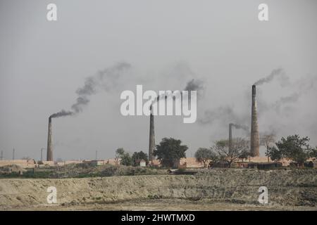 Keraniganj, Bangladesch. 07. März 2022. Die Emission einer großen Menge von toxischen Elementen aus Ziegelöfen verursacht ernsthafte Gesundheitsrisiken für Arbeitnehmer und Menschen in den umliegenden Gebieten, die am meisten unter Atemwegs- oder Hautproblemen leiden, in Keraniganj, nahe Dhaka, Bangladesch, März 7, 2022. (Foto: Suvra Kanti das/Sipa USA) Quelle: SIPA USA/Alamy Live News Stockfoto