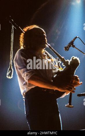 Der französische Musiker und Sänger Alan Stivell tritt 1983 auf der Venue in London auf. Stockfoto