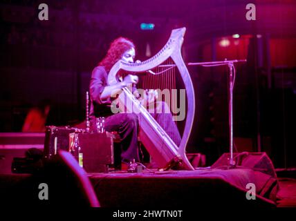 Der französische Musiker und Sänger Alan Stivell tritt 1975 in der Royal Albert Hall, London, auf. Stockfoto