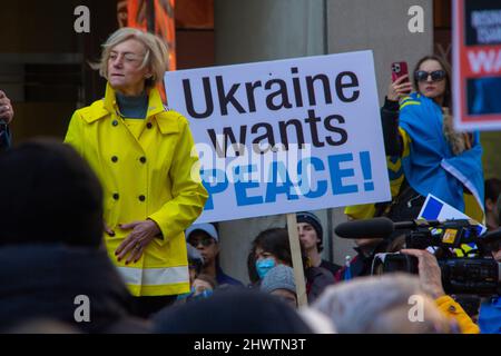 Sprecher bei der Kundgebung gegen den Krieg in der Ukraine Stockfoto