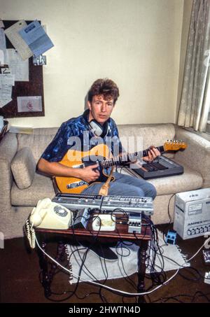 Der englische Musiker Tom Robinson zu Hause in Shepherds Bush, London, England im Jahr 1985. Stockfoto