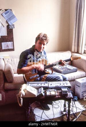 Der englische Musiker Tom Robinson zu Hause in Shepherds Bush, London, England im Jahr 1985. Stockfoto