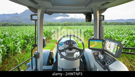 5G autonomer Traktor im Maisfeld, Zukunftstechnologie mit intelligentem Landwirtschaftskonzept Stockfoto