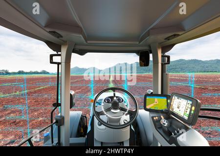 Autonomes Traktorscanning landwirtschaftlicher Parzelle, Zukunftstechnologie mit intelligentem landwirtschaftlichem Konzept Stockfoto