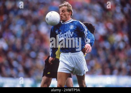 Uerdingen, Deutschland. 28. Feb, 2021. firo Fuvuball, Fußball, 1.Bundesliga, Archivfoto der Saison 1992/1993, 92/93 Archivbilder FC Schalke 04 Mike Bvºskens, Halbfigur, Duelle Credit: dpa/Alamy Live News Stockfoto