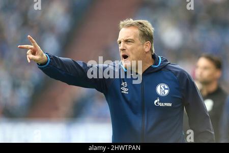 Gelsenkirchen, Deutschland. 06. Apr, 2019. firo: 06.04.2019, FuvÃ¼ball, 1.Bundesliga, Saison 2018/2019, FC Schalke 04 - Eintracht Frankfurt (1-2) Schalke, Co-Trainer, Mike BÂ¬?skens, Geste, enttäuscht, ENttÂ' Deception, Credit: dpa/Alamy Live News Stockfoto