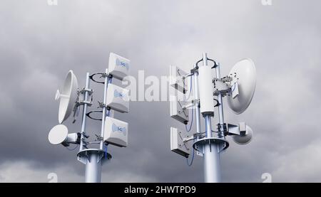 Telekommunikationsturm mit 5G Mobilfunkantenne gegen stürmischen Himmel mit Wolken, 3D Rendering Stockfoto