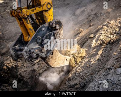 Baggeraufreifer, der gefrorene Böden auf der Baustelle reißt Stockfoto