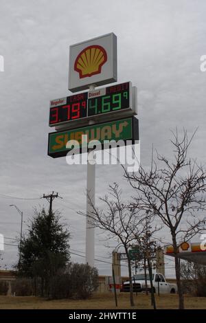 San Antonio, USA. 07. März 2022. $3,79 ist der niedrigste Barpreis für eine Gallone Benzin an der Shell-Tankstelle am U.S. Highway 90 und Ray Ellison Boulevard in San Antonio, Texas, USA, am 7. März 2022. (Foto: Carlos Kosienski/Sipa USA) Quelle: SIPA USA/Alamy Live News Stockfoto