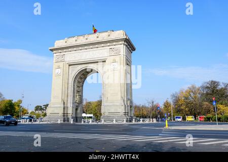 Bukarest, Rumänien - 6. November 2021: Arcul de Triumph (Triumphbogen) Triumphbogen und Wahrzeichen, im nördlichen Teil der Stadt auf Stockfoto