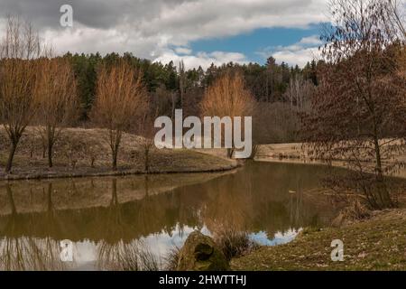 Raj Teich in der Nähe von Jicin Stadt im Winter dunkel bewölkten Tag Stockfoto