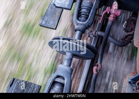 Detail der Verbindung eines Oldtimers mit verschwommenem Hintergrund während der Fahrt. Stockfoto