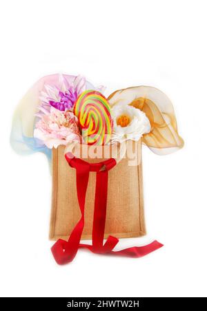 Geschenktasche mit Blume isoliert auf weißem Hintergrund Stockfoto