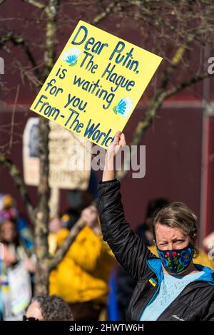 Seattle, USA. 5. März 2022. Der Stand mit Ukraine Rallye in der Innenstadt. Stockfoto