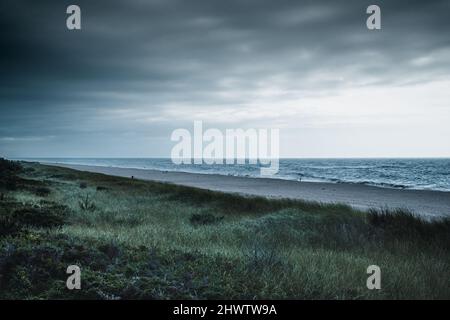 Ein regnerischer Tag an einem wunderschönen Strand Stockfoto