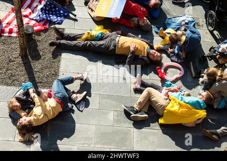 Seattle, USA. 5. März 2022. Der Stand mit Ukraine Rallye in der Innenstadt. Stockfoto