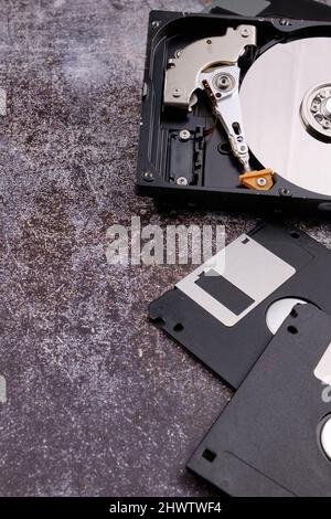 Technologischer Hintergrund, der von verschiedenen Komponenten des Computers auf einem Tisch mit einer Farbe ähnlich dem Zement und mit leerem Raum gebildet wird. Stockfoto