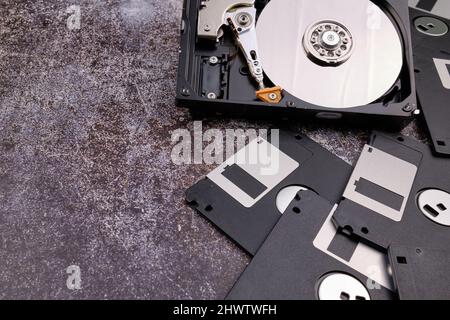 Technologischer Hintergrund, der von verschiedenen Komponenten des Computers auf einem Tisch mit einer Farbe ähnlich dem Zement und mit leerem Raum gebildet wird. Stockfoto