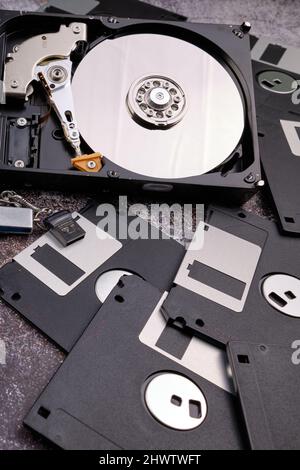 Zusammensetzung verschiedener Computerkomponenten auf einem dunklen Hintergrund ähnlich wie Zement. Stockfoto