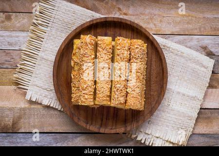 Diese Cookies in Form von Stöcken heißen Kaasstengels , Kaastengel oder kue keju, die in den Niederlanden und Indonesien häufig anzutreffen sind Stockfoto