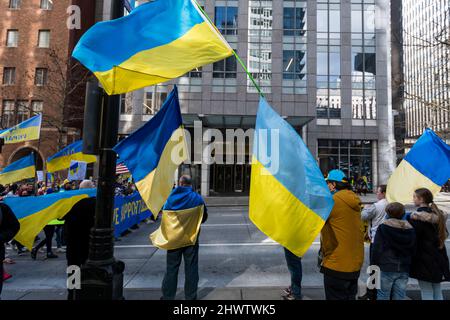 Seattle, USA. 5. März 2022. Der Stand mit Ukraine Rallye in der Innenstadt. Stockfoto