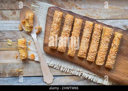 Diese Cookies in Form von Stöcken heißen Kaasstengels , Kaastengel oder kue keju, die in den Niederlanden und Indonesien häufig anzutreffen sind Stockfoto