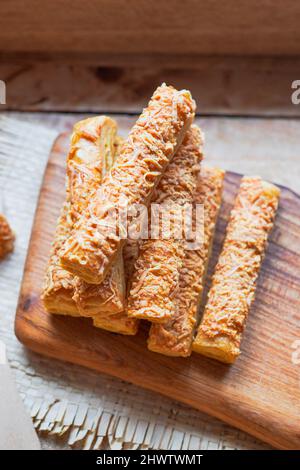 Diese Cookies in Form von Stöcken heißen Kaasstengels , Kaastengel oder kue keju, die in den Niederlanden und Indonesien häufig anzutreffen sind Stockfoto