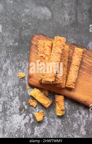 Diese Cookies in Form von Stöcken heißen Kaasstengels , Kaastengel oder kue keju, die in den Niederlanden und Indonesien häufig anzutreffen sind Stockfoto