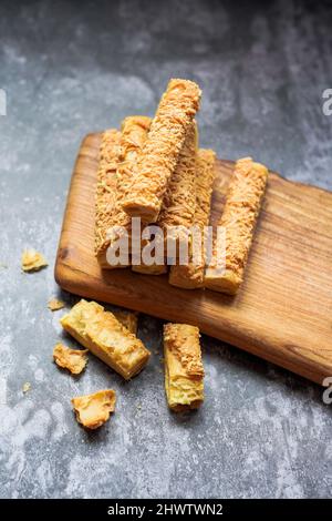 Diese Cookies in Form von Stöcken heißen Kaasstengels , Kaastengel oder kue keju, die in den Niederlanden und Indonesien häufig anzutreffen sind Stockfoto