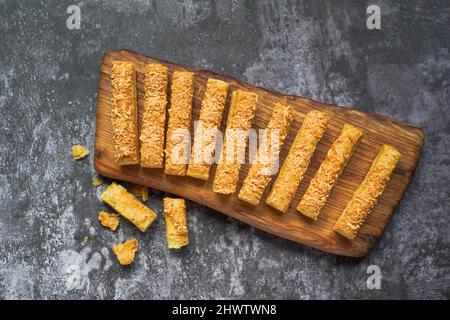 Diese Cookies in Form von Stöcken heißen Kaasstengels , Kaastengel oder kue keju, die in den Niederlanden und Indonesien häufig anzutreffen sind Stockfoto