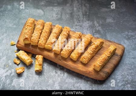 Diese Cookies in Form von Stöcken heißen Kaasstengels , Kaastengel oder kue keju, die in den Niederlanden und Indonesien häufig anzutreffen sind Stockfoto