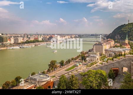 Budapest, Panoramablick von der Budaer Burg über die Donau mit der Elisabethbrücke, Ungarn, Europa. Stockfoto