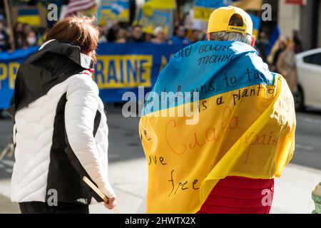 Seattle, USA. 5. März 2022. Der Stand mit Ukraine Rallye in der Innenstadt. Stockfoto