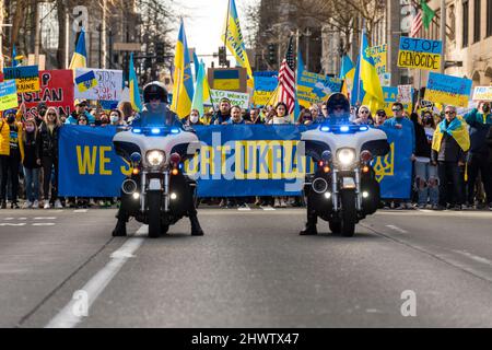 Seattle, USA. 5. März 2022. Der Stand mit Ukraine Rallye in der Innenstadt. Stockfoto