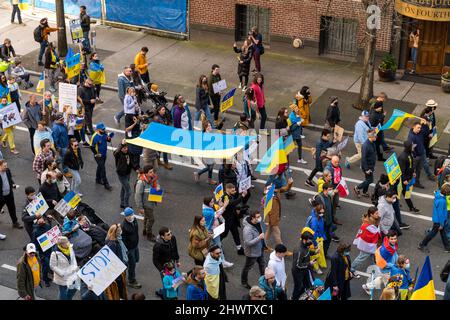 Seattle, USA. 5. März 2022. Der Stand mit Ukraine Rallye in der Innenstadt. Stockfoto