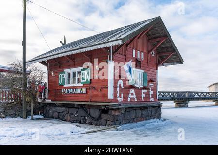 Cafe Regatta, ein schrulliges kleines Café am Wasser im Winter in Helsinki, Finnland Stockfoto