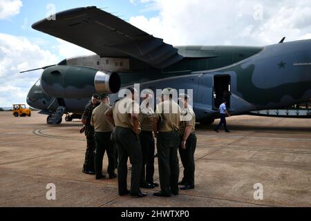 Brasilia, Brasilien. 07. März 2022. DF - Brasilia - 03/07/2022 - BRASILIA, LUFTWAFFE PLANT ABFLUG IN DIE UKRAINE - Brasilia, Luftwaffe startet in die Ukraine - Ein Flugzeug der brasilianischen Luftwaffe wird vor dem Abflug zu einer brasilianischen Rettungsmission gesehen, die die Ukraine verließ, und mit Hilfsgütern ist das Ziel des Fluges Warschau, Hauptstadt Polens, auf dem Brasilia Air Base in Brasilia, Brasilien, 7. März 2021. Foto: Mateus Bonomi/AGIF/Sipa USA Quelle: SIPA USA/Alamy Live News Stockfoto