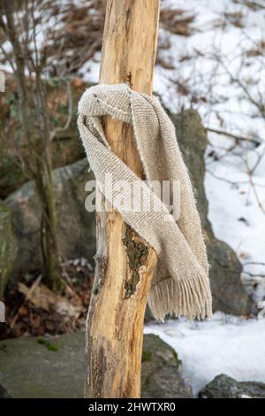 Verlorener Strickschal, der in Helsinki, Finnland, um einen Schlangestrick gewickelt ist Stockfoto