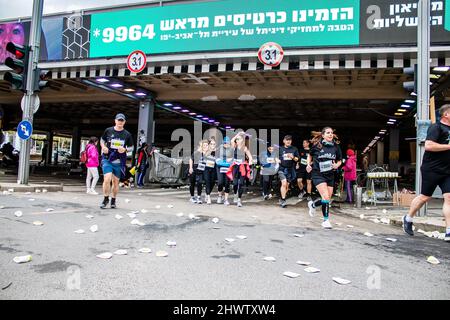 Tel Aviv, Israel - 25. Februar 2022 Läufer auf der Straße von Tel Aviv beim Marathon, der am 25. Februar nach einer einjährigen Pause stattfindet Stockfoto