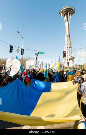 Seattle, USA. 5. März 2022. Der Stand mit Ukraine Rallye in der Innenstadt. Stockfoto