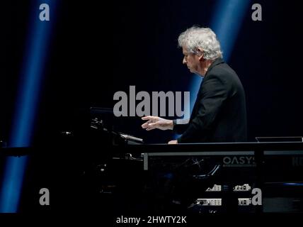 Berlin, Deutschland. 07. März 2022. Der Musiker Tony Banks der Band Genesis ist auf der Bühne der Mercedes-Benz Arena. Kredit: Britta Pedersen/dpa-Zentralbild/dpa/Alamy Live Nachrichten Stockfoto