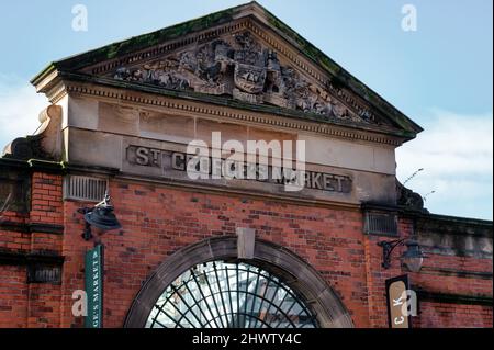 Belfast, Großbritannien - 19. Februar 2022: Der Eingang zum St George's Market in Belfast. Stockfoto