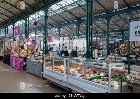 Belfast, Großbritannien - 19. Februar 2022: Fleischstand auf dem St. George's Market in Belfast. Stockfoto