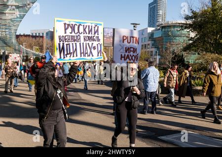 Seattle, USA. 5. März 2022. Der Stand mit Ukraine Rallye in der Innenstadt. Stockfoto