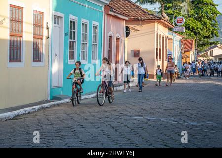 Mittelschüler wandern und radeln von der Schule nach Hause in Riberao da Ilha, Santa Catarina, Brasilien Stockfoto