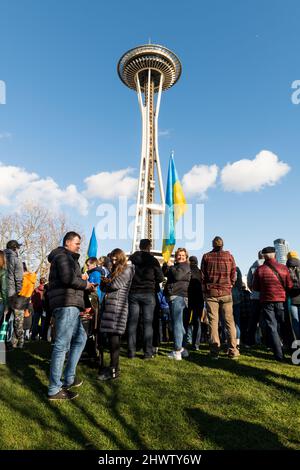 Seattle, USA. 5. März 2022. Der Stand mit Ukraine Rallye in der Innenstadt. Stockfoto